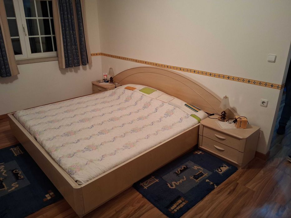 Conjunto de Cama com Mesinha de Cabeceira – Excelente Estado!