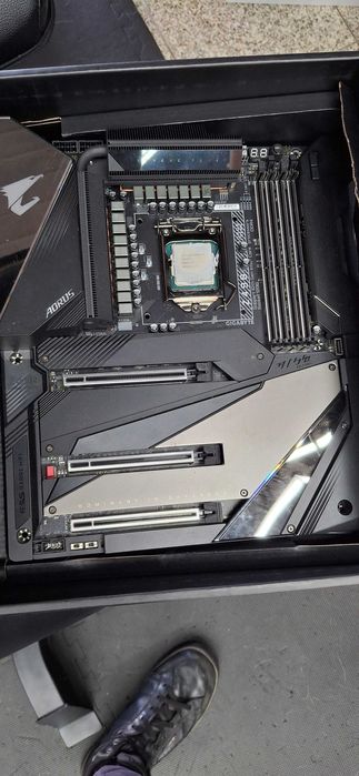 gigabyte z490 aorus xtreme + Intel i9-10900K