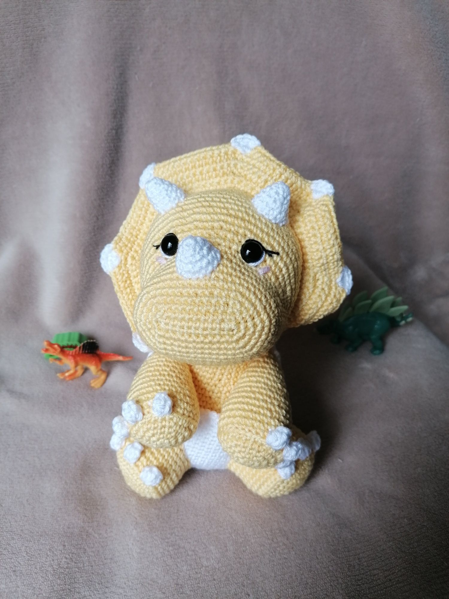 Dinossauro de crochet (amigurumi)