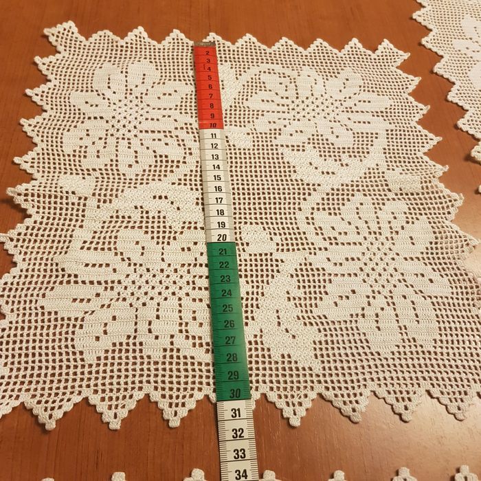 Panos de renda e linho feitos à mão