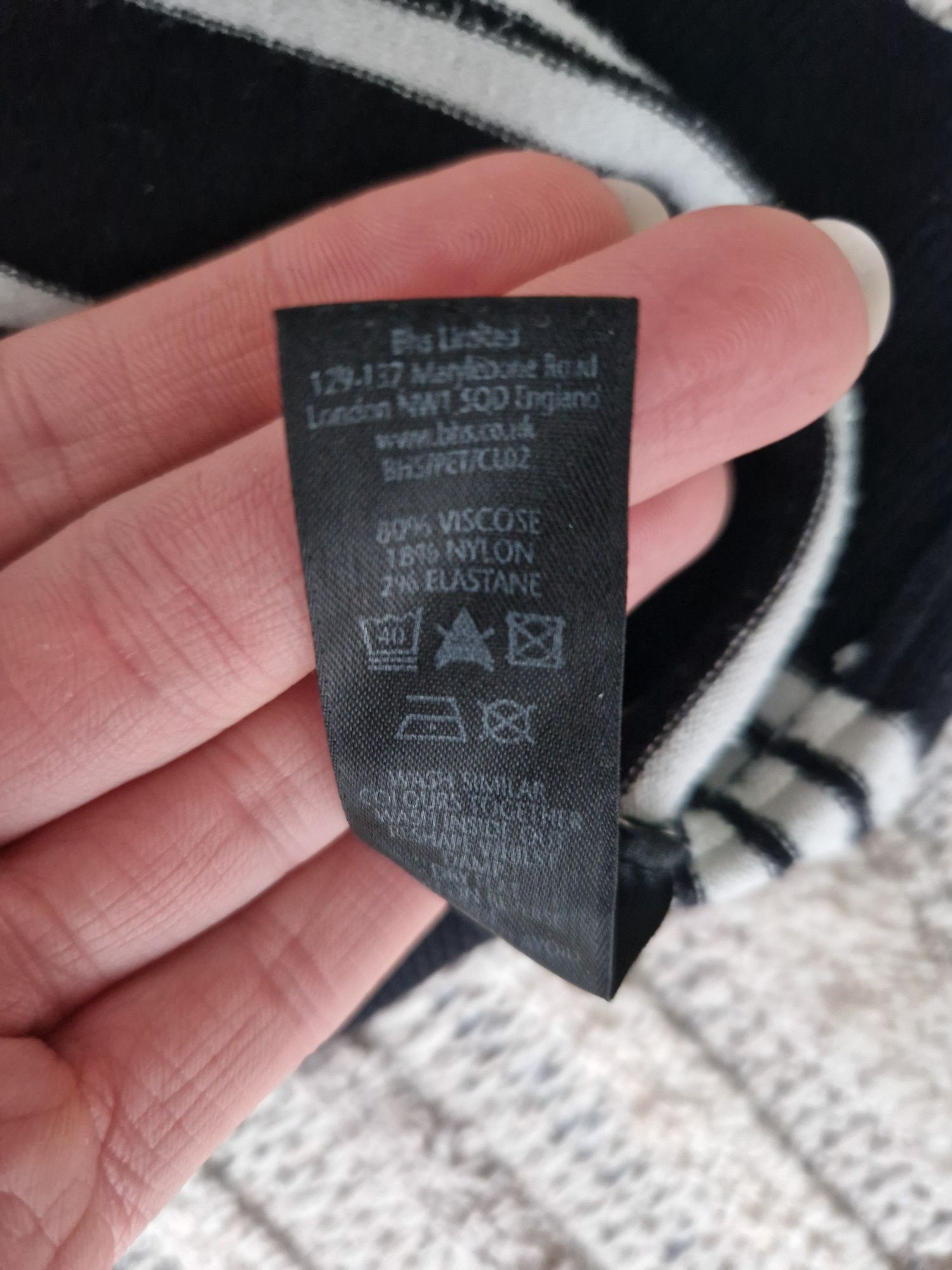 Sweter czarno białe paski rozpinany na guziczki dekolt V wiskoza