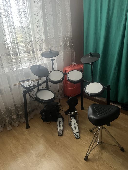 Продаються барабани Alesis Nitro Max