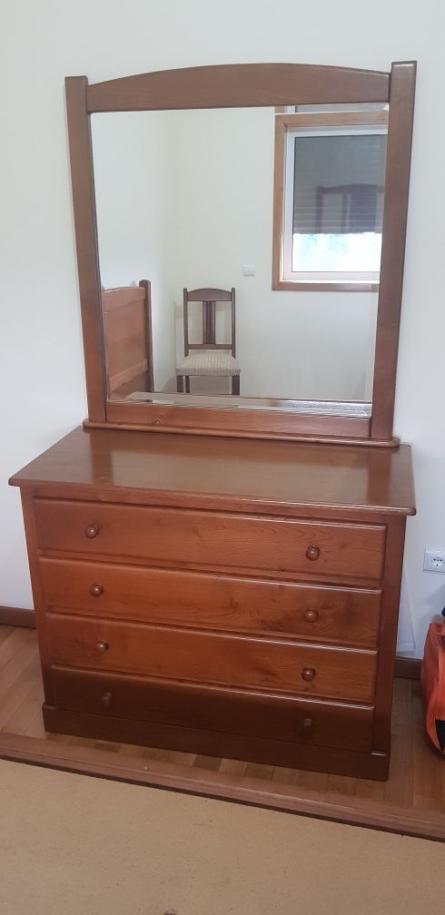Quarto de casal com cama, comoda, espelho e cadeira  madeira cerejeira