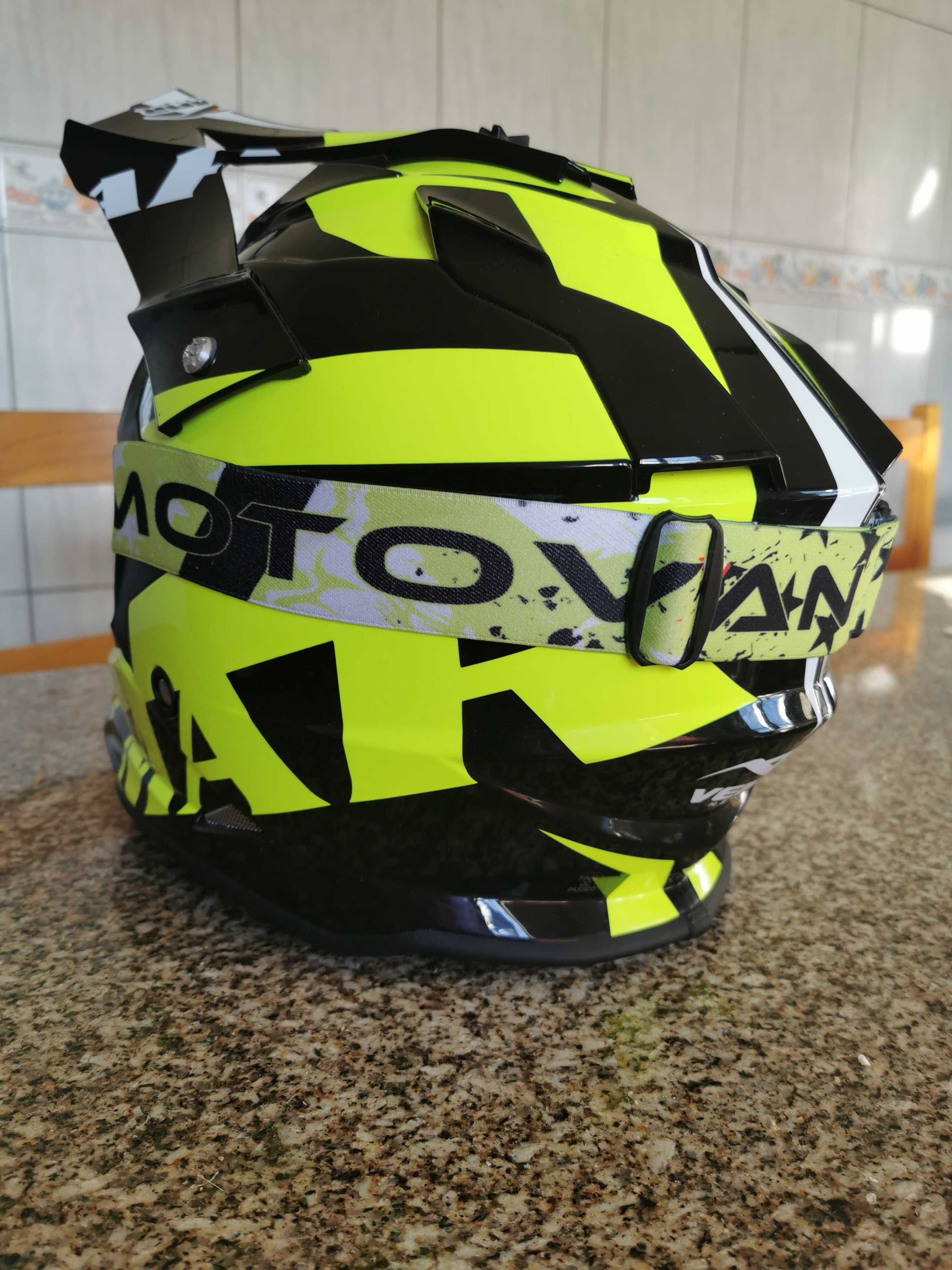 Capacete de motocross com óculos