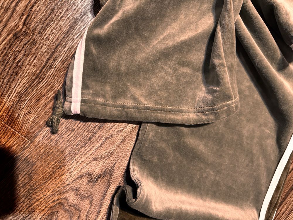 Komplet dresowy w kolorze khaki