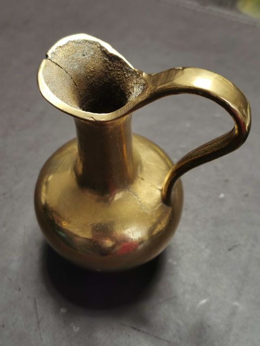 Dzbanuszek mosiężny z uchwytem