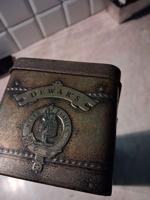 Puszka po szkockiej butelce