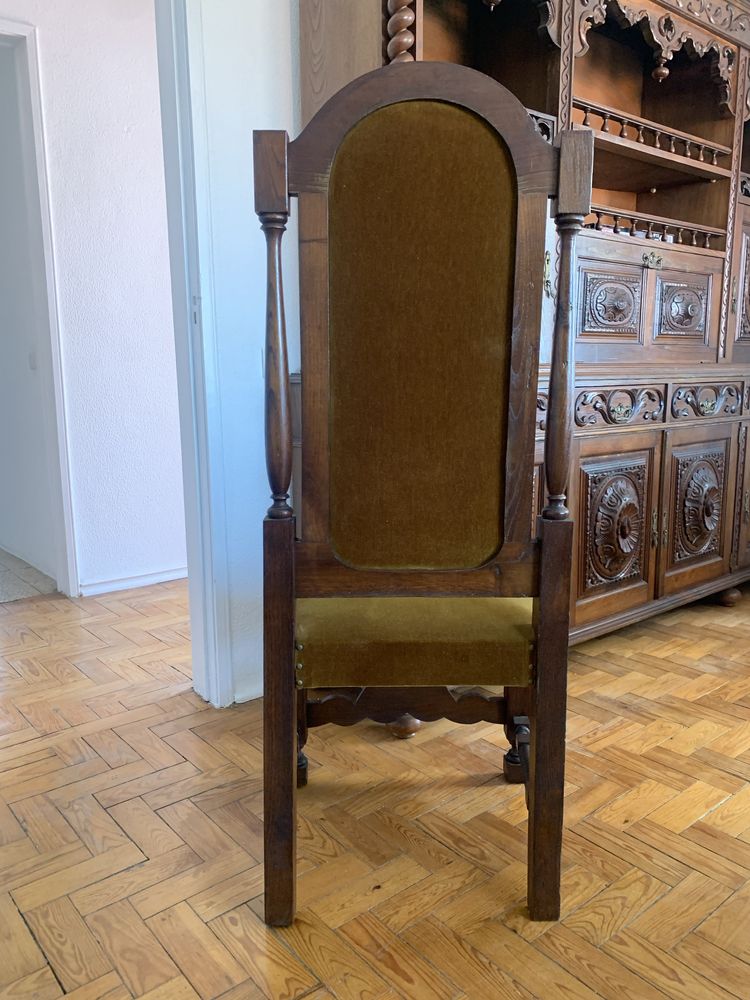 Conjunto de cadeiras de madeira trabalhada