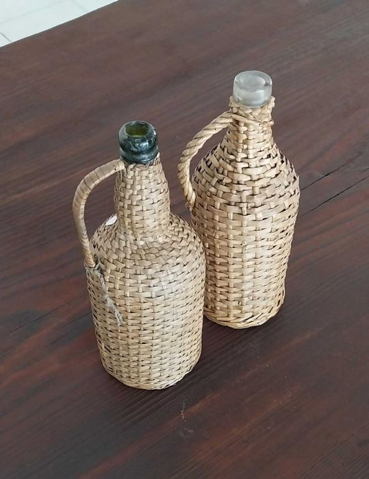 2 Garrafas Antigas Empalhadas (DECORATIVAS). Palha "RESTAURADA"