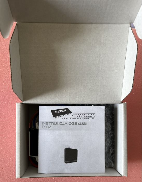 Regulator pokojowy firmy Tech R-8z CZARNY (termostat)