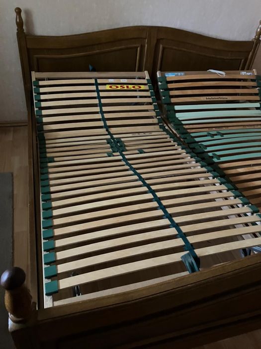 Łóżko dębowe 2 x 2 m, z lamelami z regulacją.