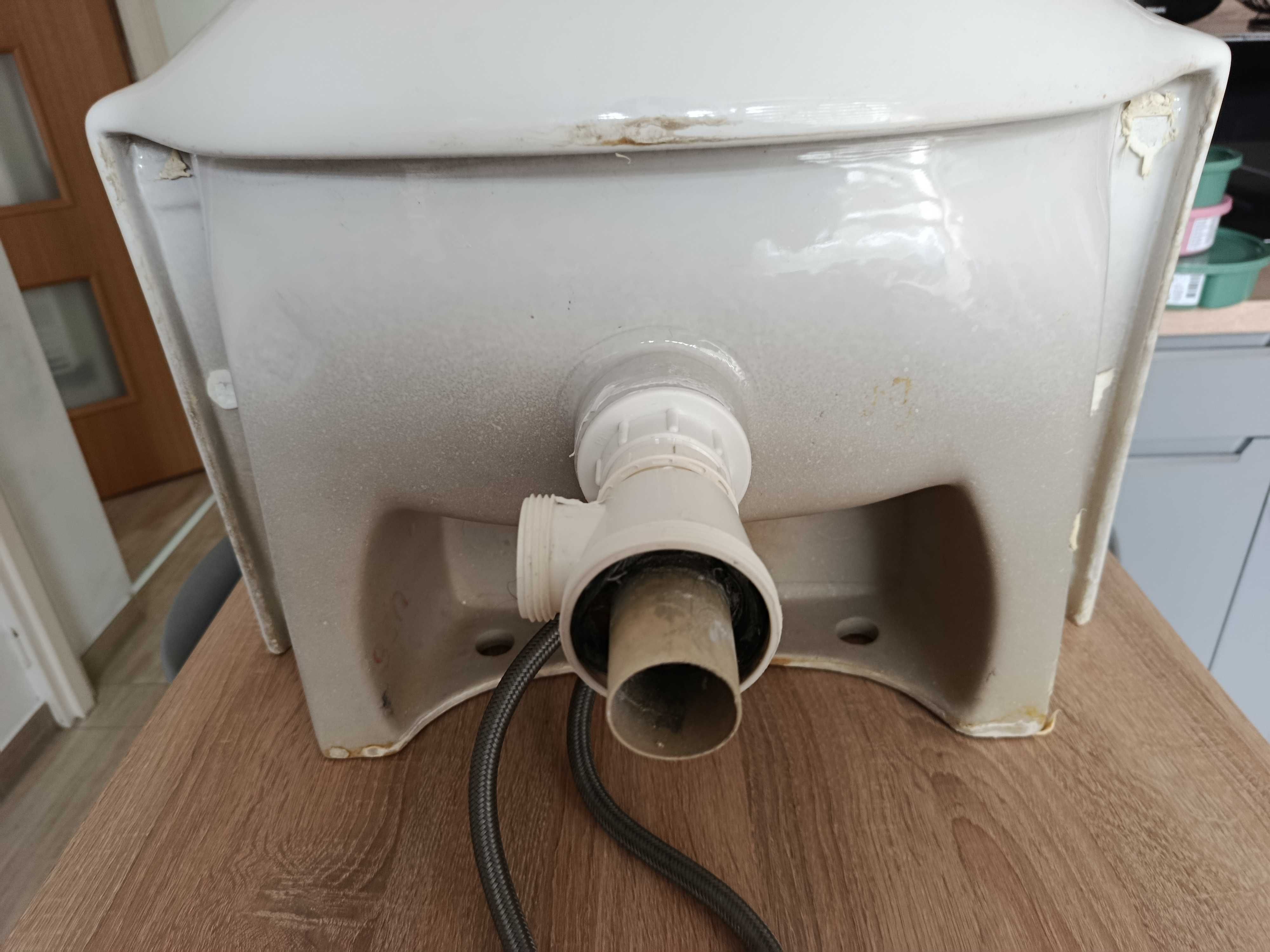 Umywalka łazienkowa ,stan dobry z baterią i wężykami,szerokość 50 cm.