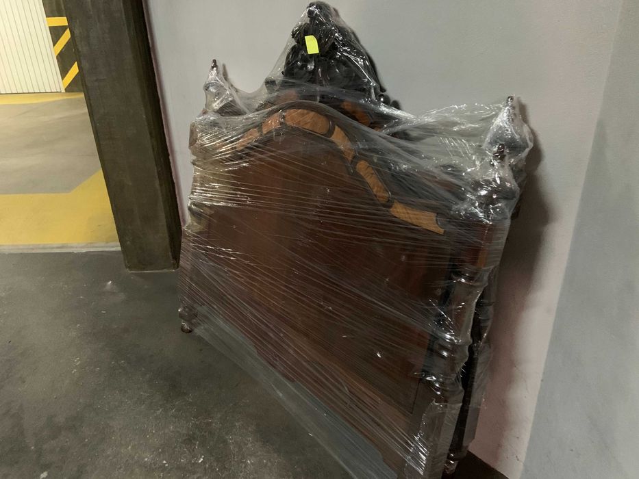 Cama de casal antiga