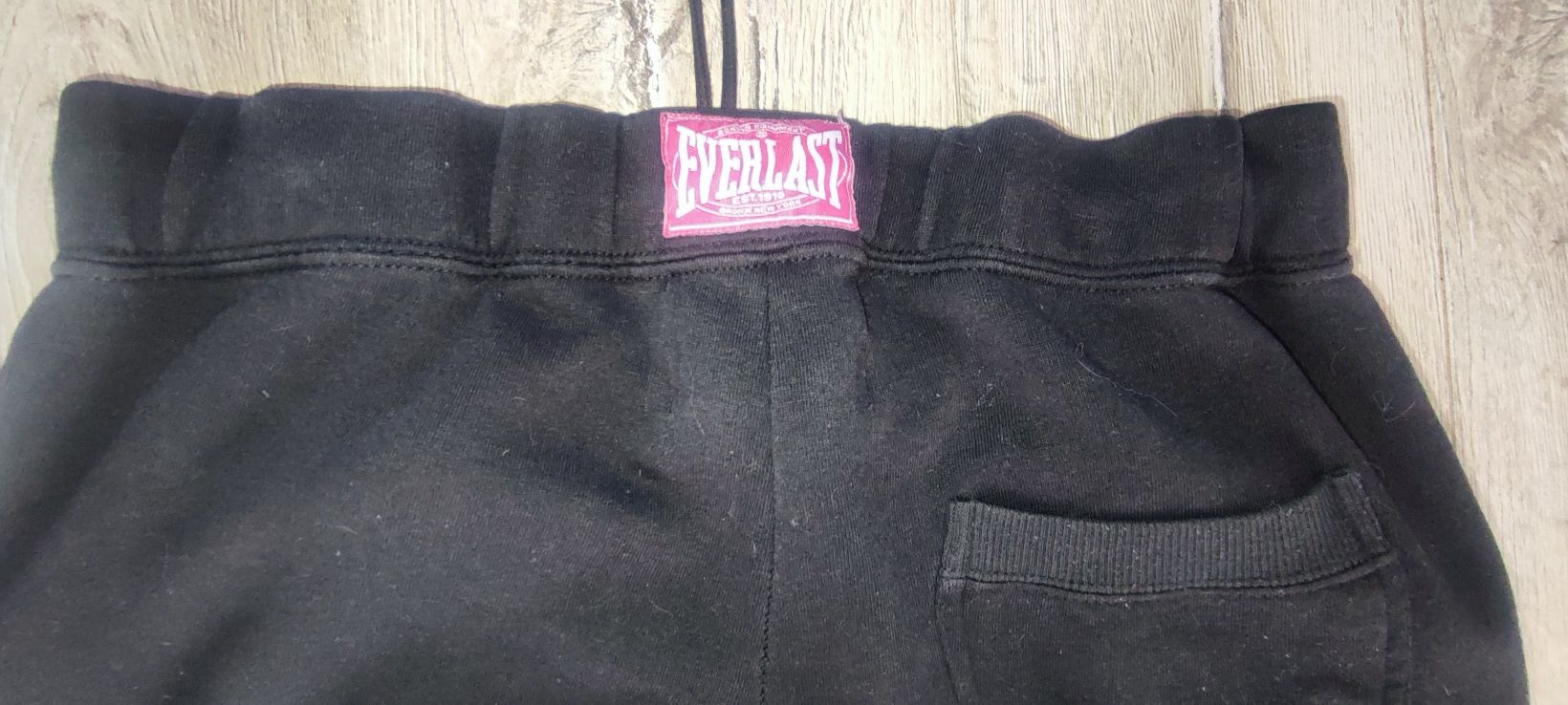 Czarne Oryginalne spodnie dresowe Everlast rozm M wymiary na fotkach
