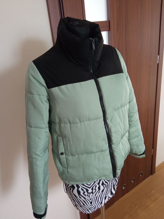 Ciepła kurtka zimowa puffer z łączonych materiałów 
Kolor miętowy 
Roz