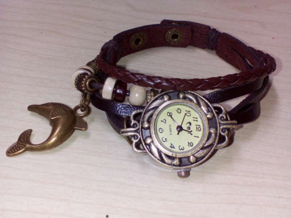 Relógio com Pulseiras.
