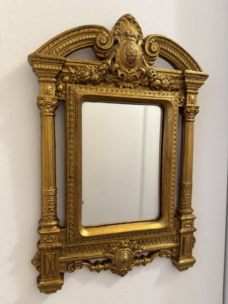 Pequeno espelho dourado antigo