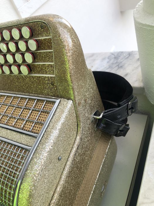 Acordeão “Perle d’Or” Dourado 4 voz  120 baixos – Botões em bom estado