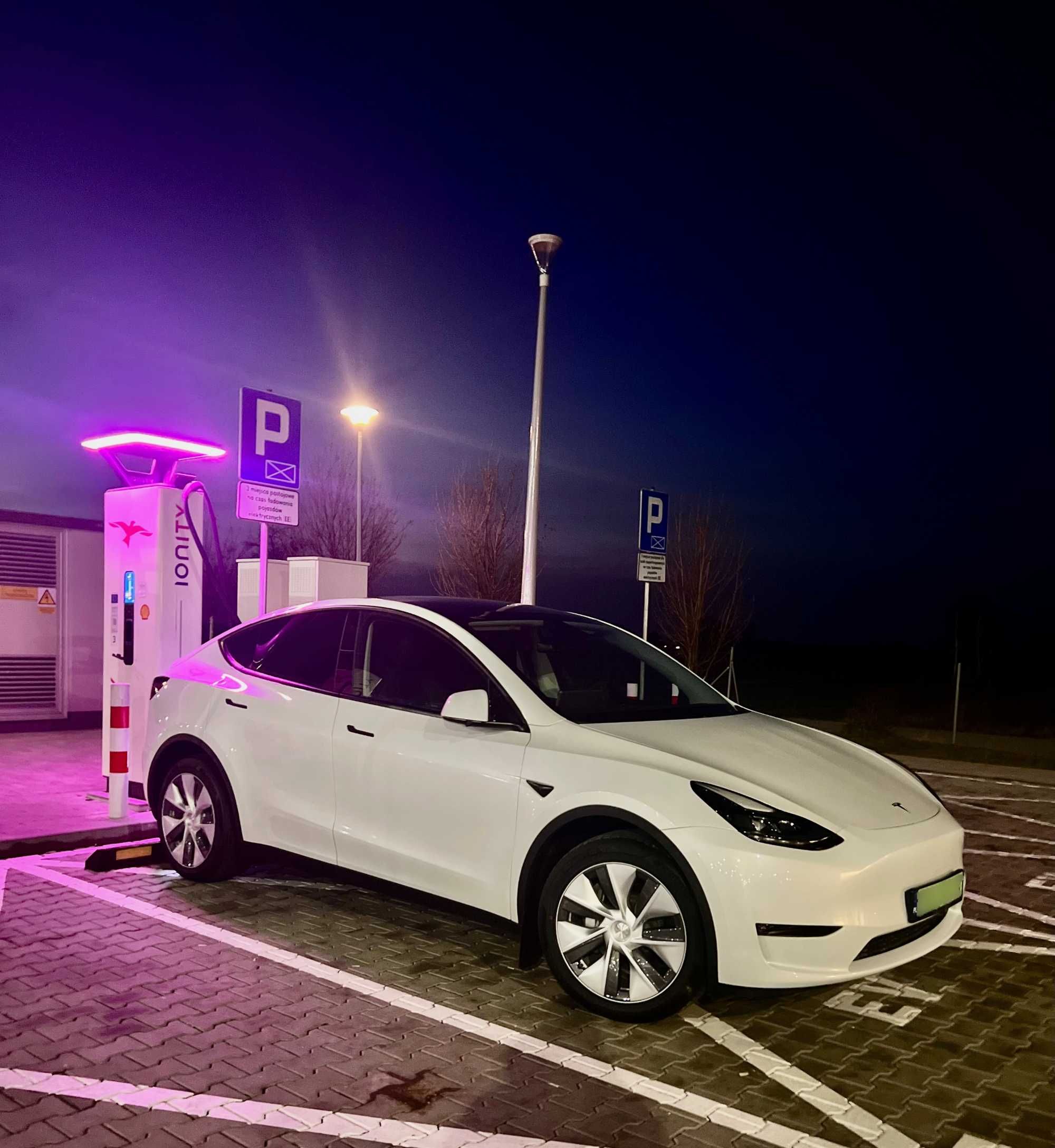 Wynajem samochodu Tesla Model Y Long Range z Boost. Od 250 zł. Wrocław