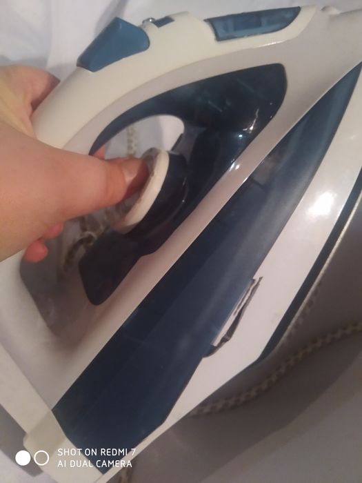 Утюг Grunhelm EI8858T с функцией отпаривания