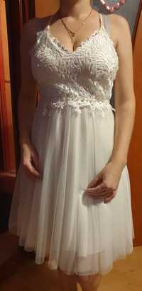 Ślubna suknia biała
