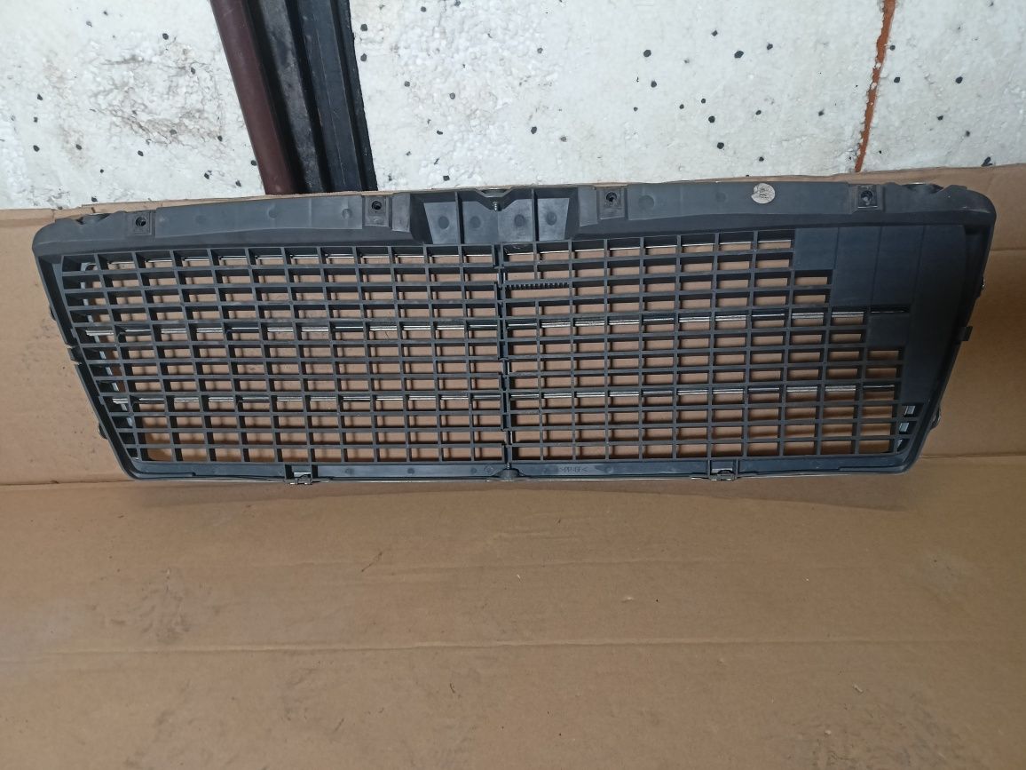 Mercedes E klasa W210 . 95-99 grill atrapa kratka zderzaka przód igła