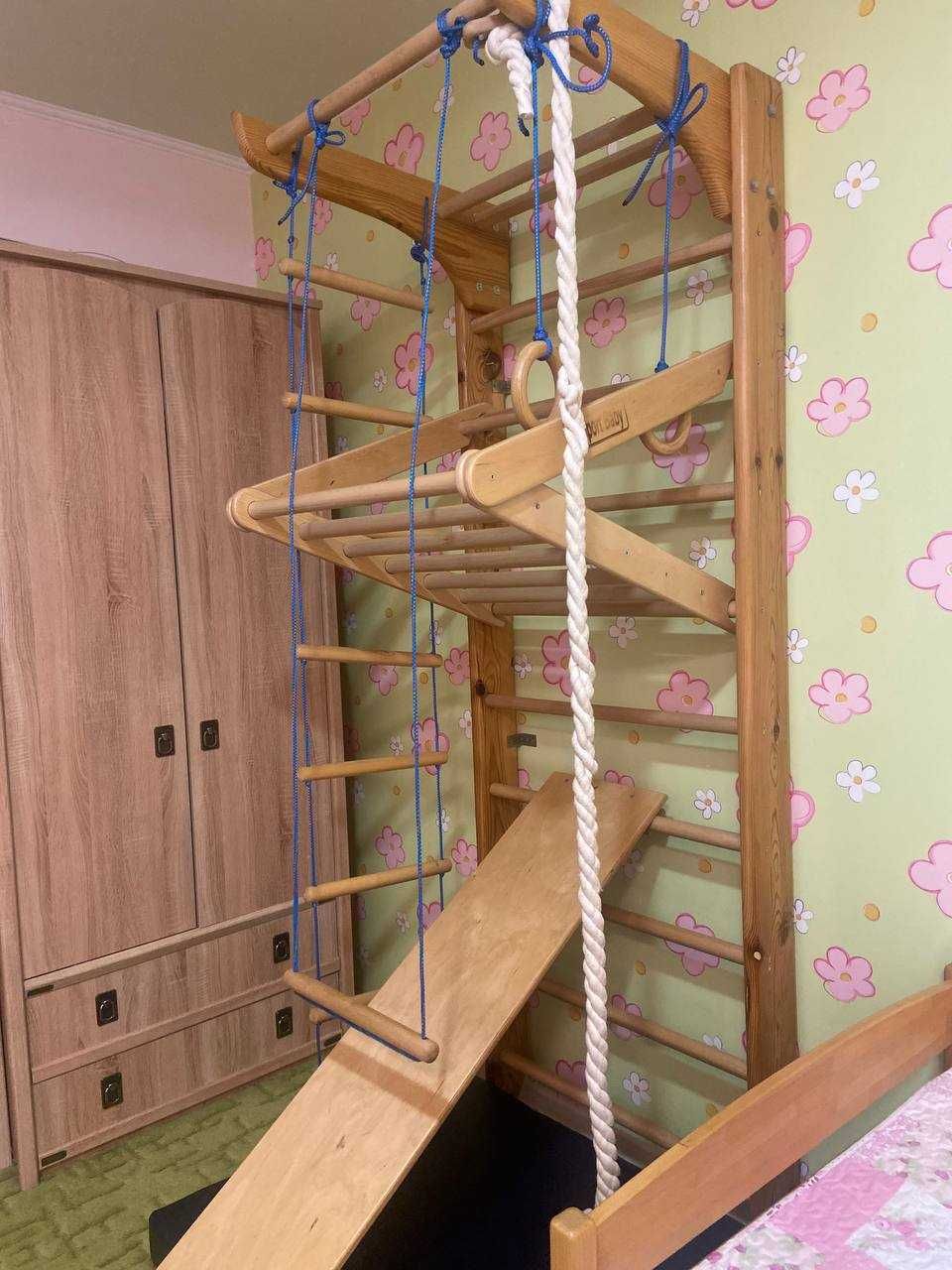 Дерев'яна шведська стінка для дітей з турніком