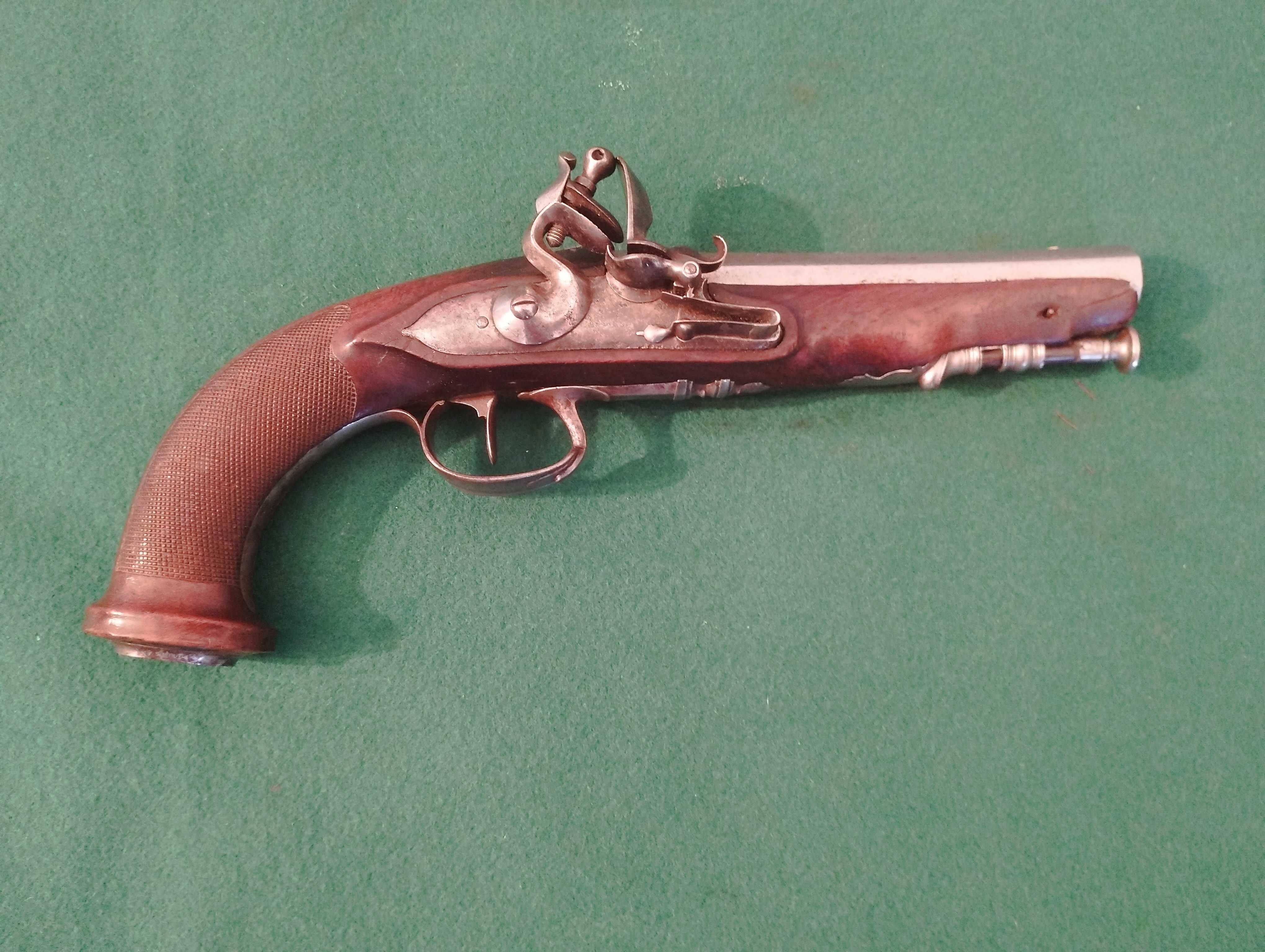 Pistola de pederneira para oficial francês, final do século XVIII