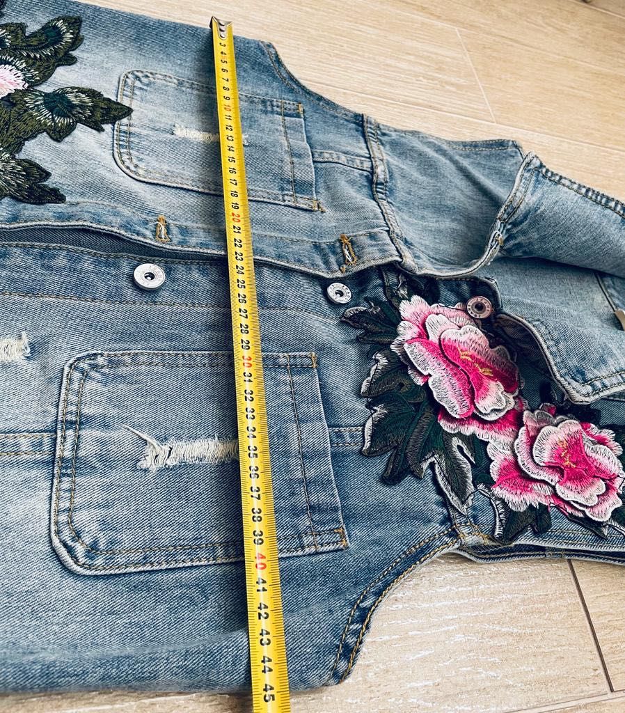 Женская удлиненная жилетка джинсовая с вышивкой