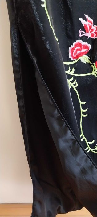 Sukienka w stylu azjatyckim haftowane kwiaty etui maxi długa XS/34
