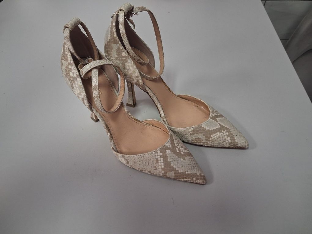 Buty marki Guess