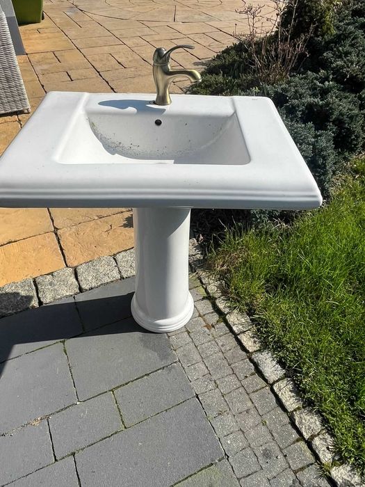 Umywalka Roca na nodze