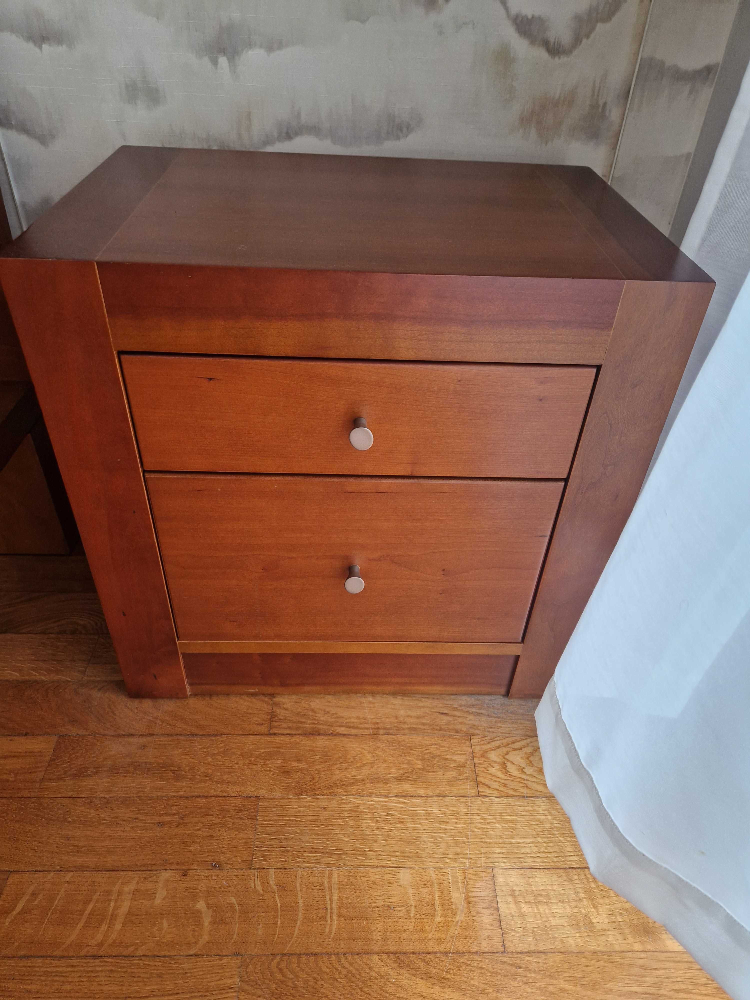 Cama com estrado e 2 mesas de cabeceira