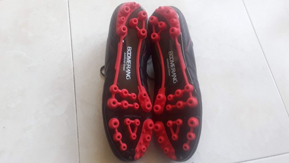 Chuteiras de futebol " BOOMERANG "número 45