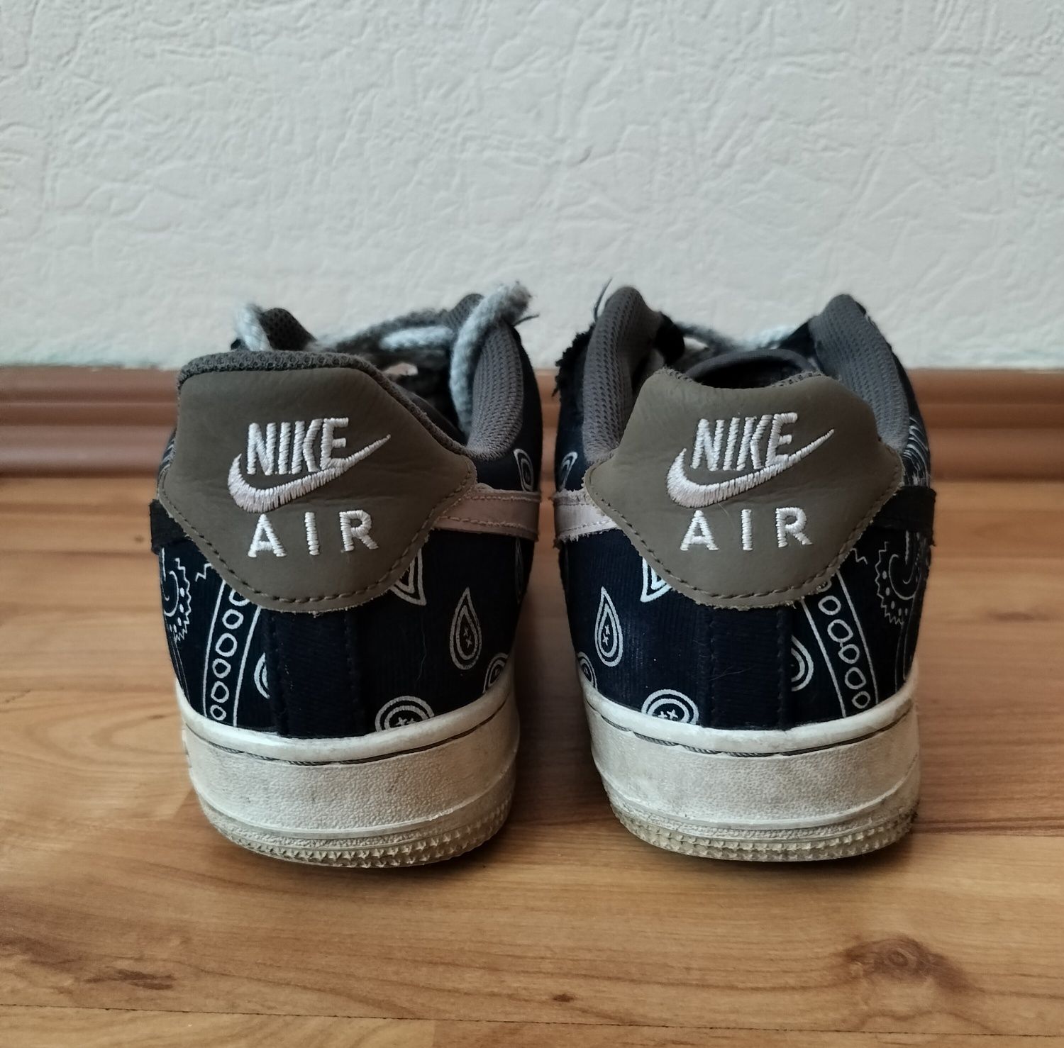 Кроссовки Nike SB Dunk low Travis Scott светятся в темноте
