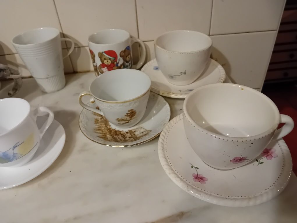 Conjunto de Canecas e Chávenas Diversas
