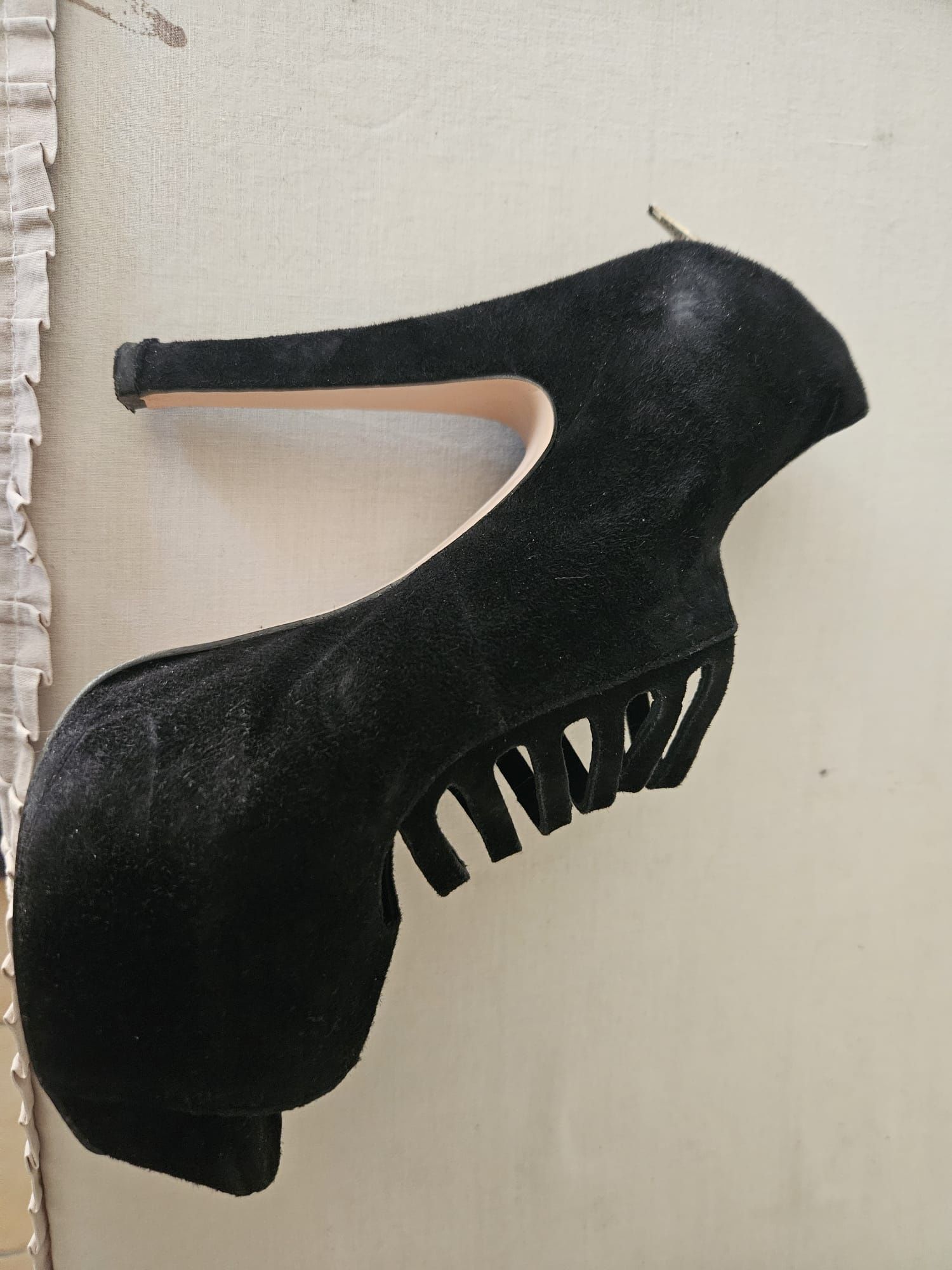 Sapatos abertos com tiras