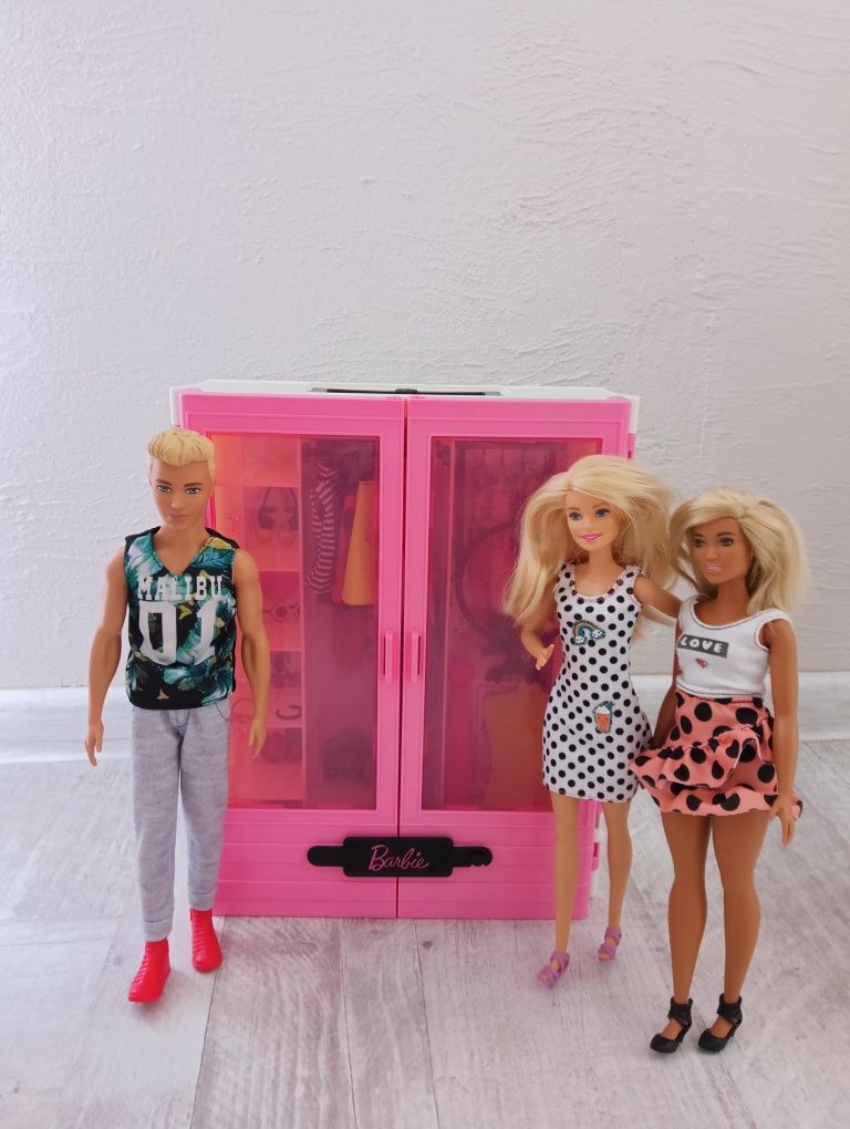 Lalki Barbie z szafą