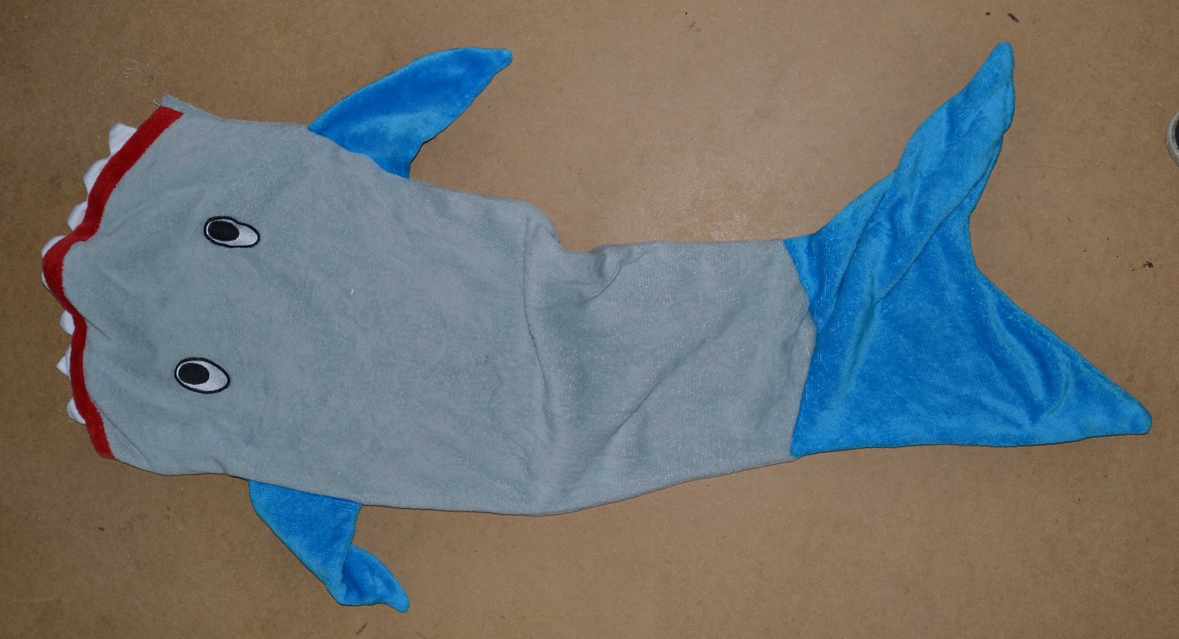pluszowy mieciutki ciepły kocyk rekin dł 116 cm