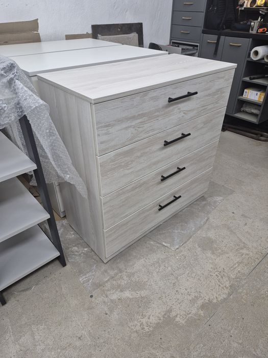 Комод на 4 ящики.