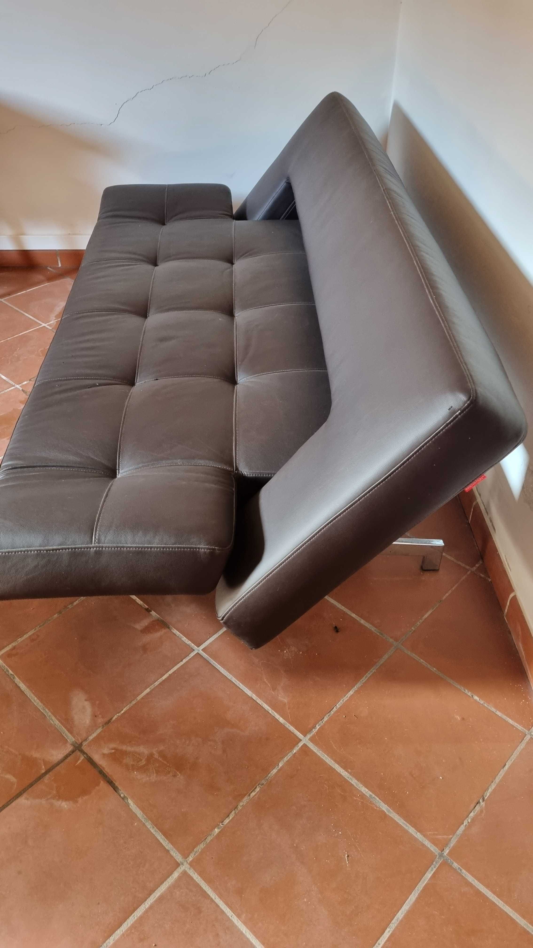 Sofá clik-clak em pele cor castanho escuro
