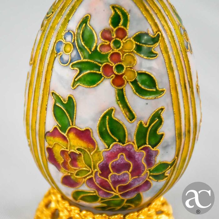 Ovo de pendurar em cloisonné, China, com base em metal dourado