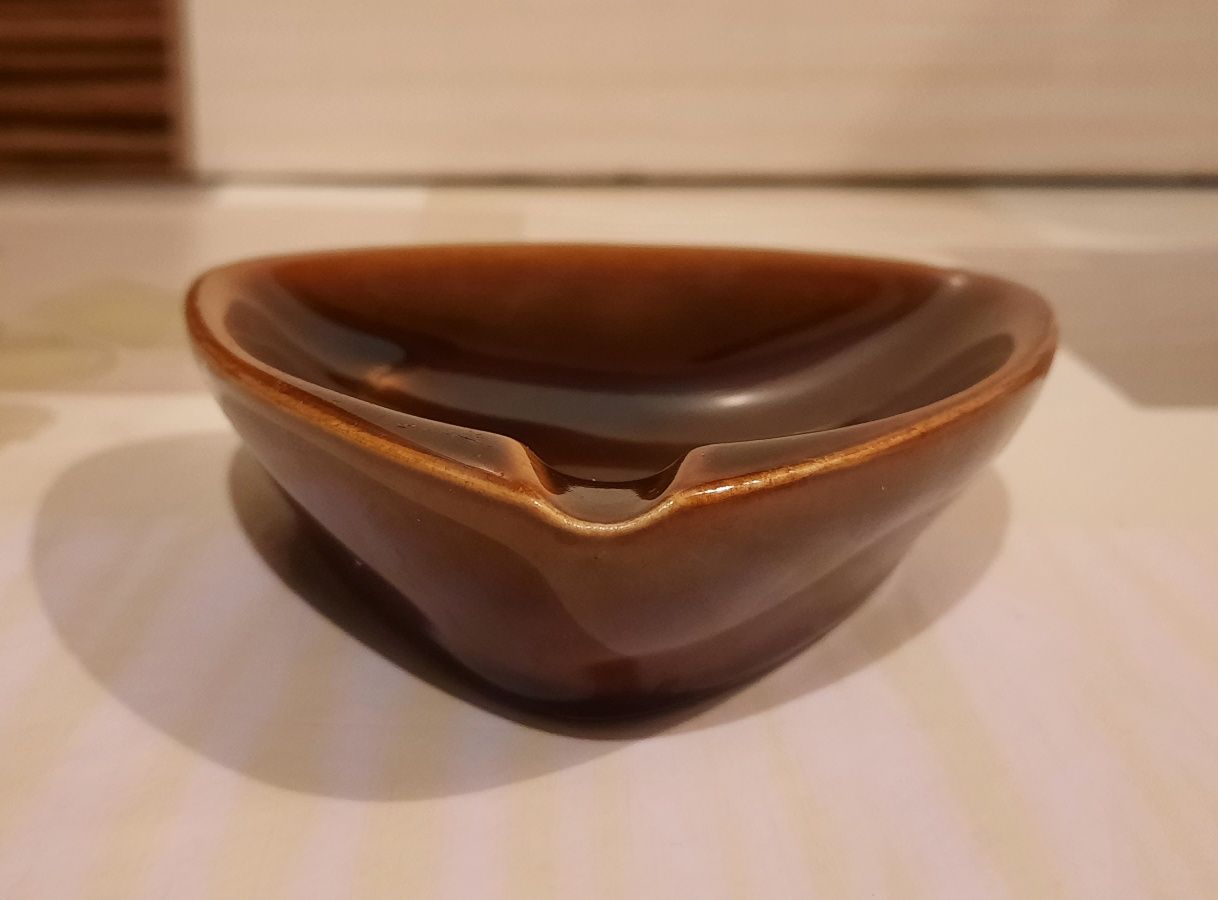 Trójkątna popielniczka porcelit Pruszków PRL