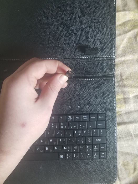 Продам чехол-клавиатуру для планшета (новая)