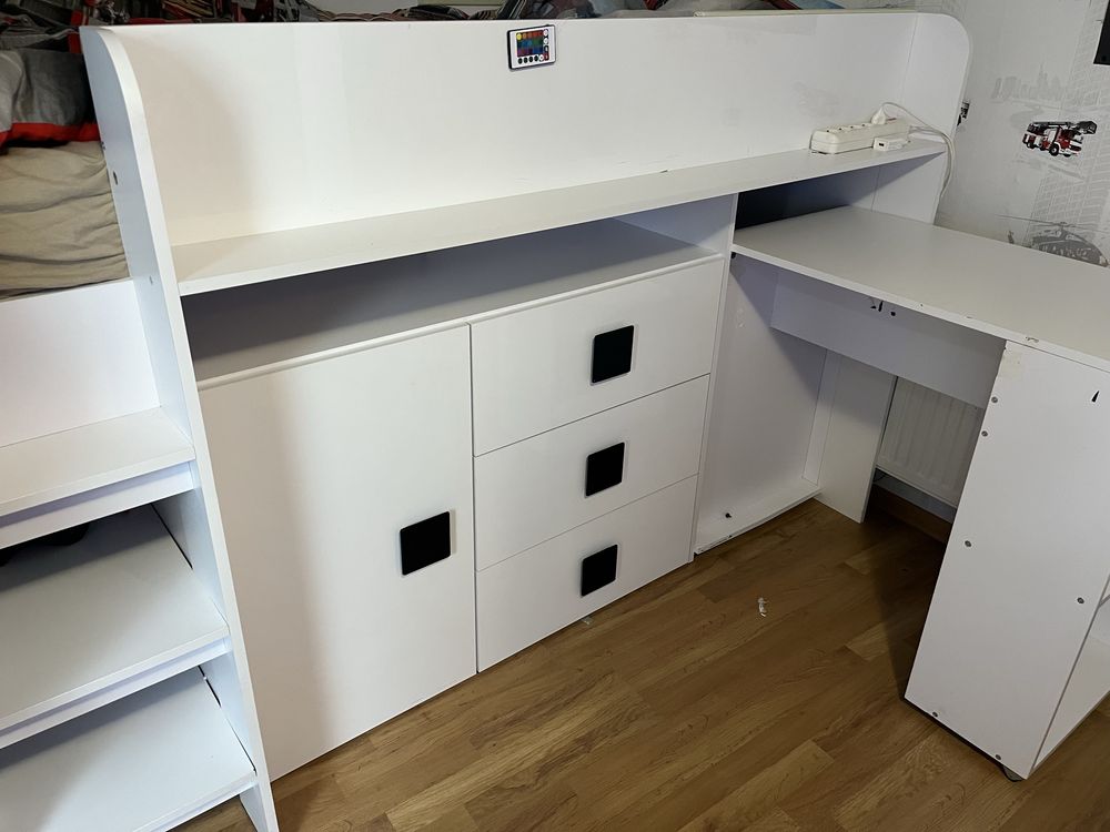Łóżko z szufladami, szafką i wysuwanym  biurkiem