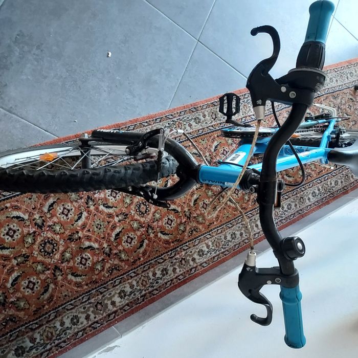 Bicicleta azul de marca B-Twin