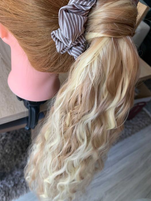 Samodzielnie doczepiany kucyk falisty mix ciemny jasny blond HITsezonu