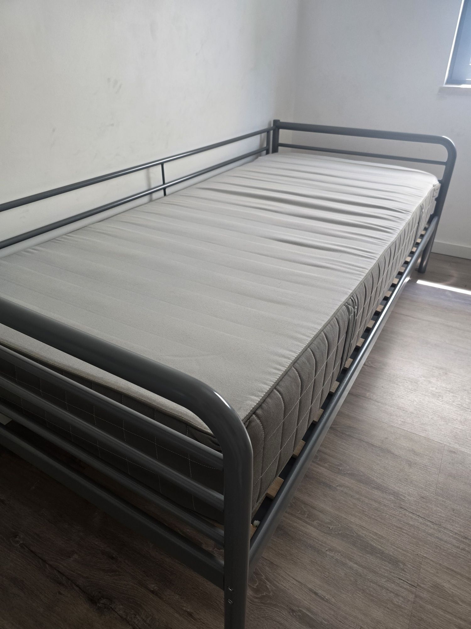 Cama individual 90X200 (ikea) com colchão