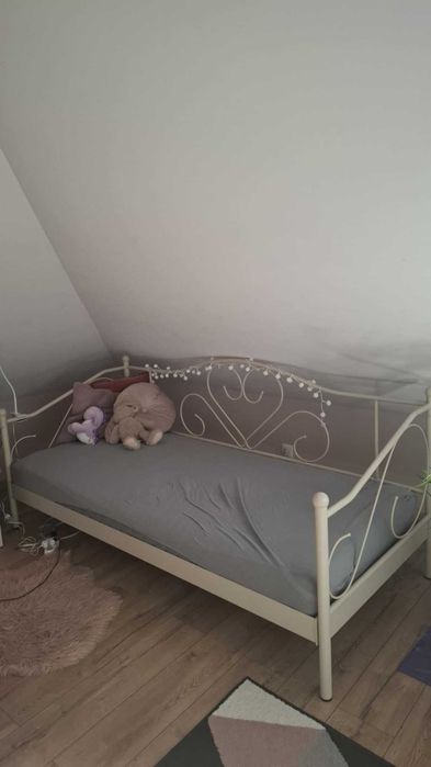 Metalowe łóżko z materacem