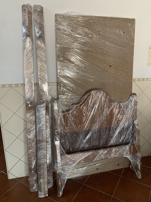 Cama de solteiro completa com mesa de cabeceira